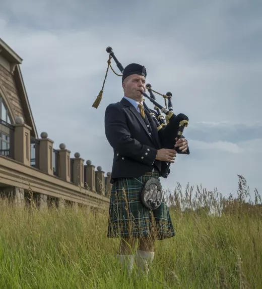 Bagpiper playing in front of Ballyowen Golf Club